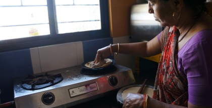 Mama Kuldipa szykująca chapati na lunch.