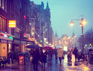 Średnio 17 dni w ciągu miesiąca w Amsterdamie to dni deszczowe