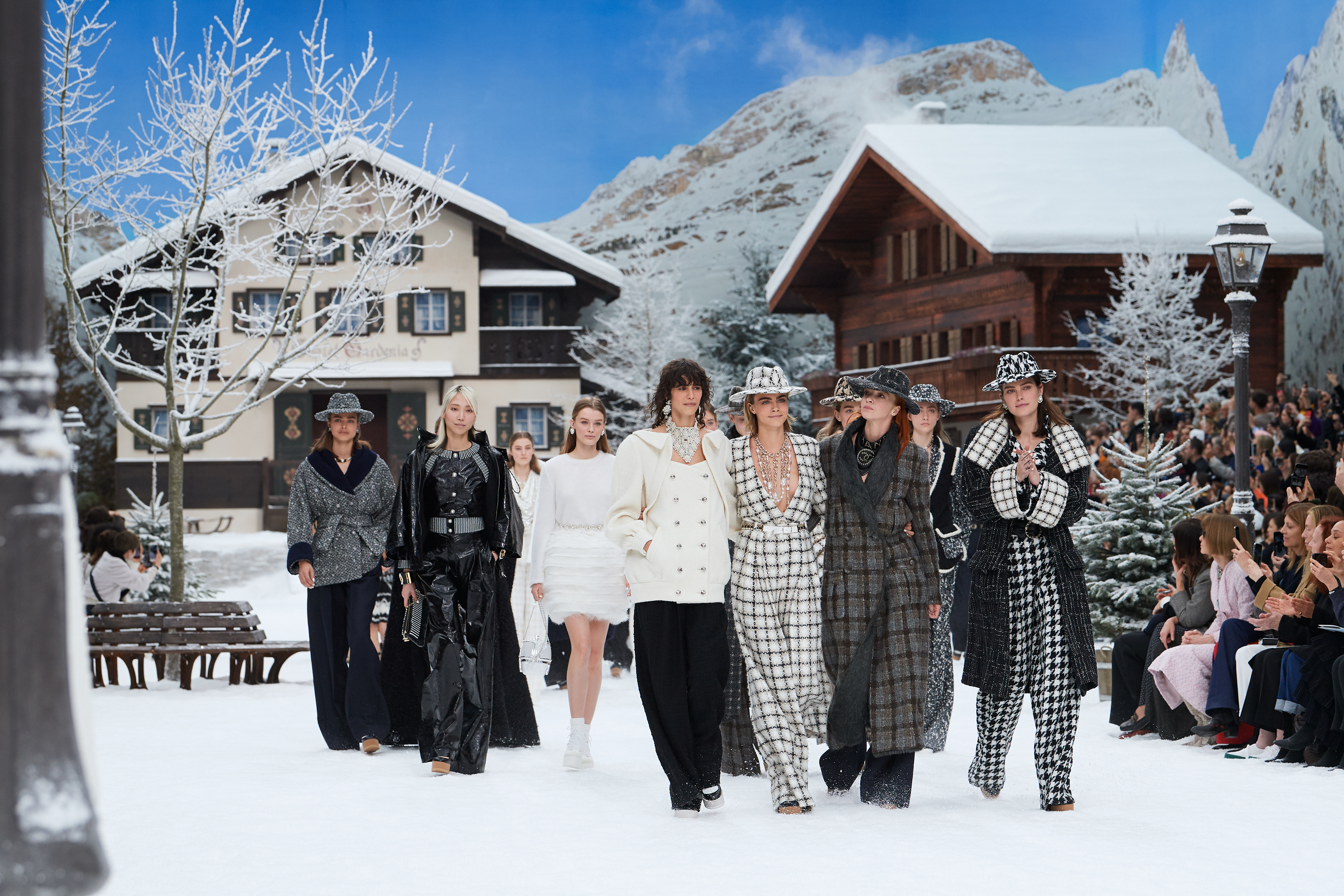 02_FW-2019-20-RTW-Finale-pictures-by-Olivier-Saillant